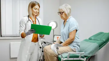 Mujer mayor en el ginecólogo Mujer mayor en el ginecólogo