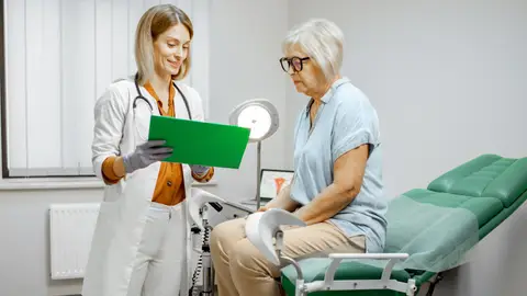 Mujer mayor en el ginecólogo Mujer mayor en el ginecólogo