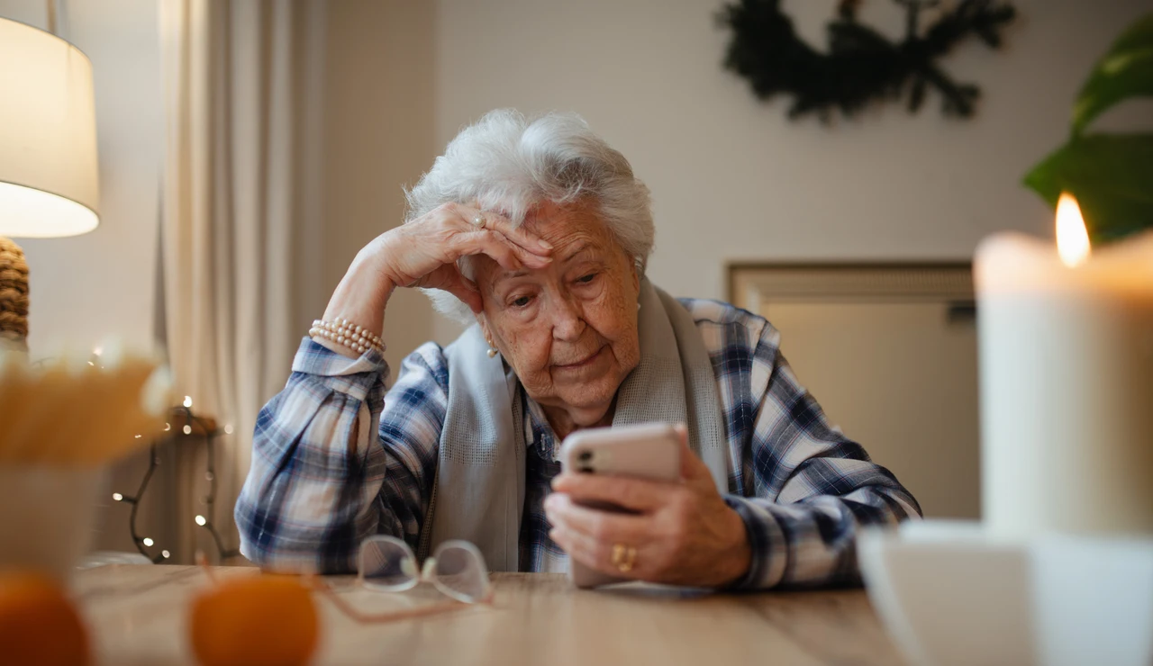 Mujer mayor mirando el móvil