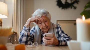 Mujer mayor mirando el m&oacute;vil 