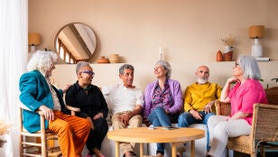 Grupo de personas mayores reunidas