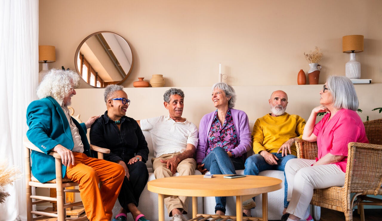Grupo de personas mayores reunidas