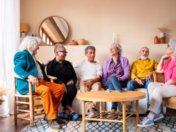 Grupo de personas mayores reunidas