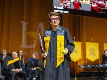La extenista Billie Jean King recupera un sue&ntilde;o pendiente y se grad&uacute;a a los 82 a&ntilde;os 