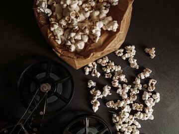 Proyector de peliculas de cine y palomitas 