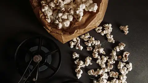 El Ministerio de Cultura lanza el programa ‘Cine Vecino’ para llevar el cine independiente al ámbito rural Proyector de peliculas de cine y palomitas