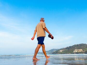 C&oacute;mo disfrutar de la playa con personas mayores sin poner en riesgo su salud este verano
