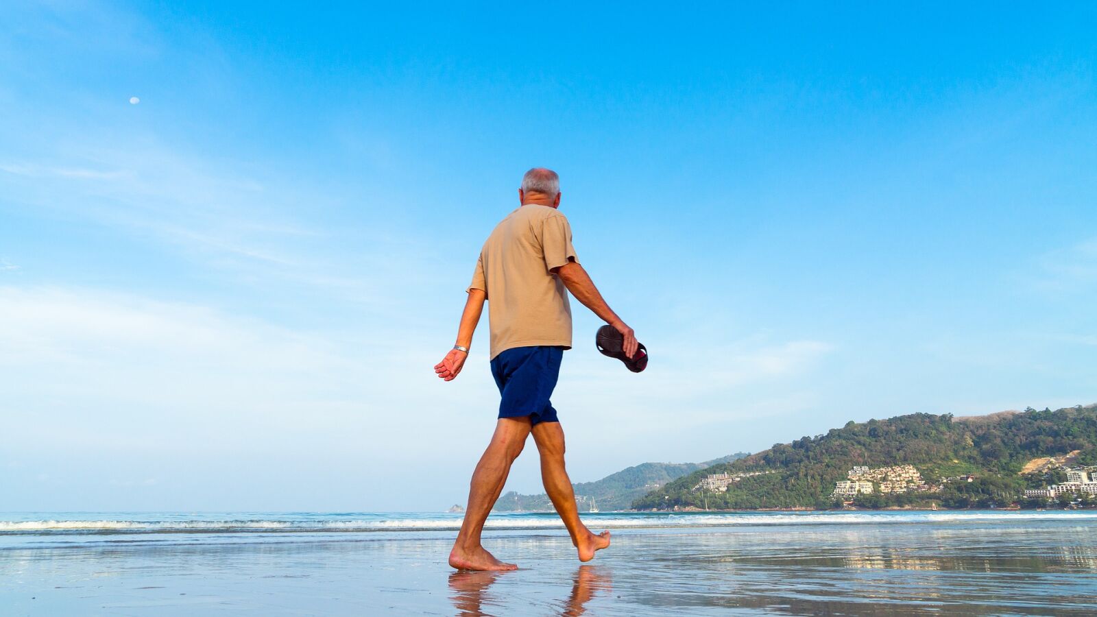 Cómo disfrutar de la playa con personas mayores sin poner en riesgo su salud este verano