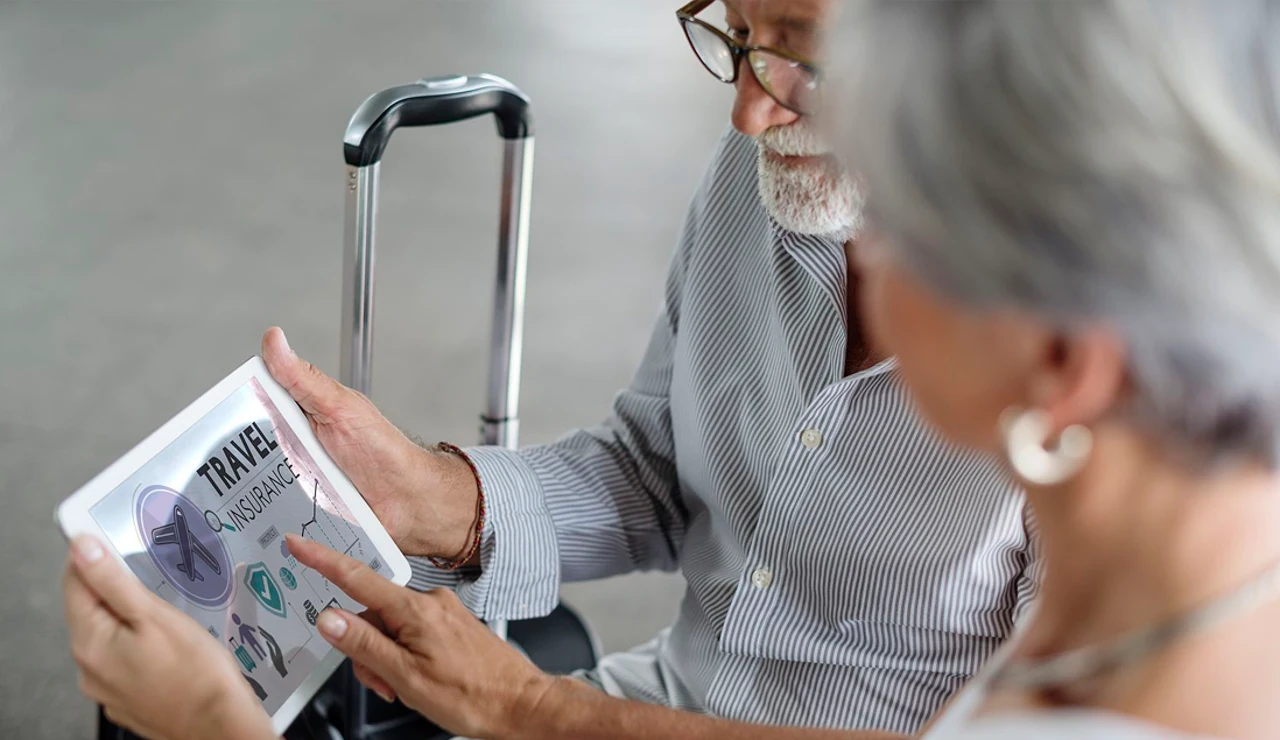 Edadismo en los seguros de viaje: exclusiones desde los 70 años y primas hasta un 65% más altas