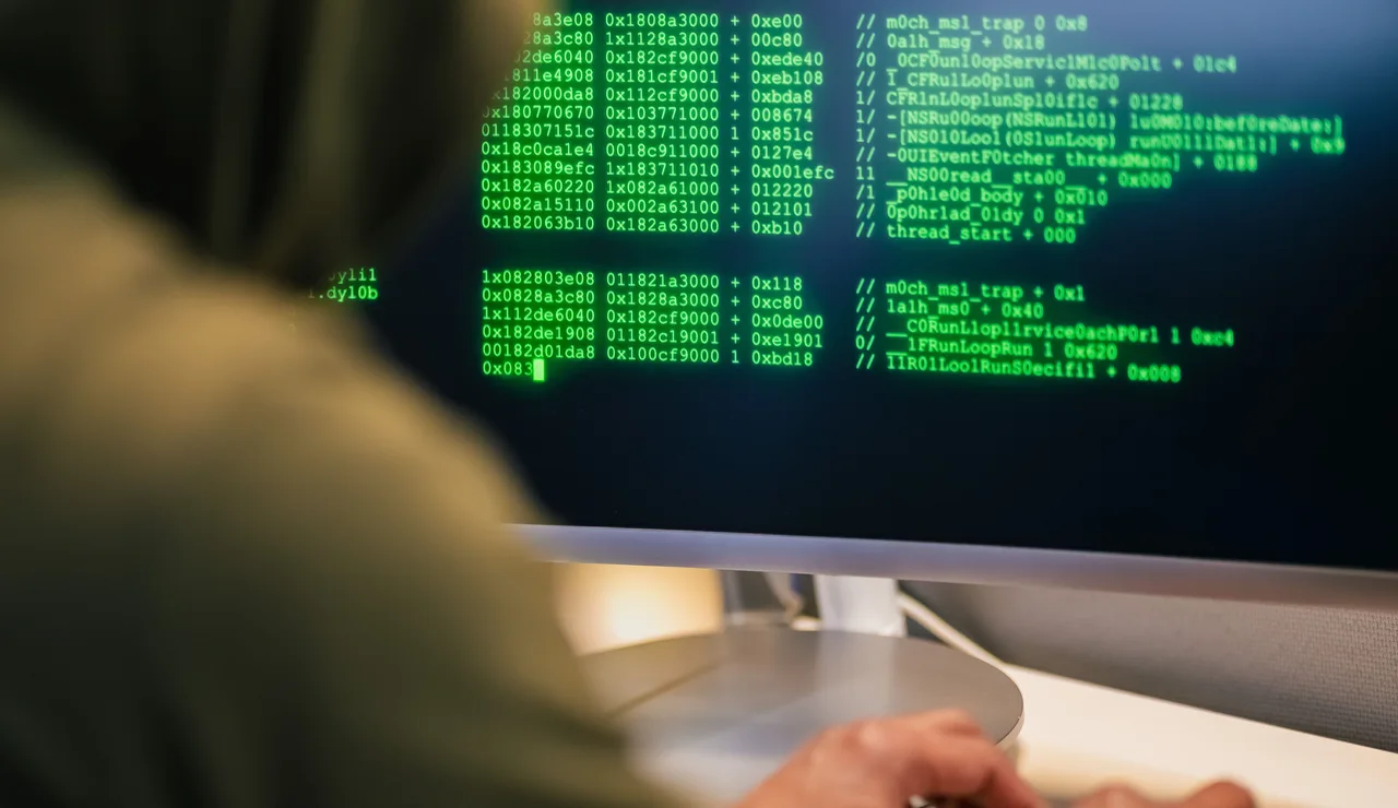 La nueva estafa que usa inteligencia artificial para hacerse pasar por la Policía