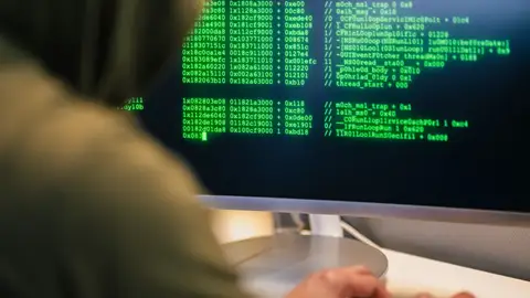 La nueva estafa que usa inteligencia artificial para hacerse pasar por la Policía La nueva estafa que usa inteligencia artificial para hacerse pasar por la Policía