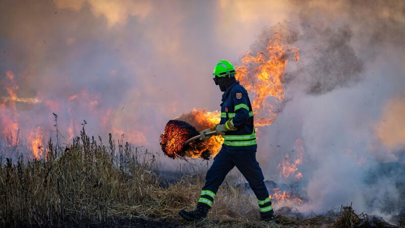 Sanidad recomienda limitar la exposición al humo de los incendios y usar mascarillas FFP2 ante el aumento de partículas contaminantes