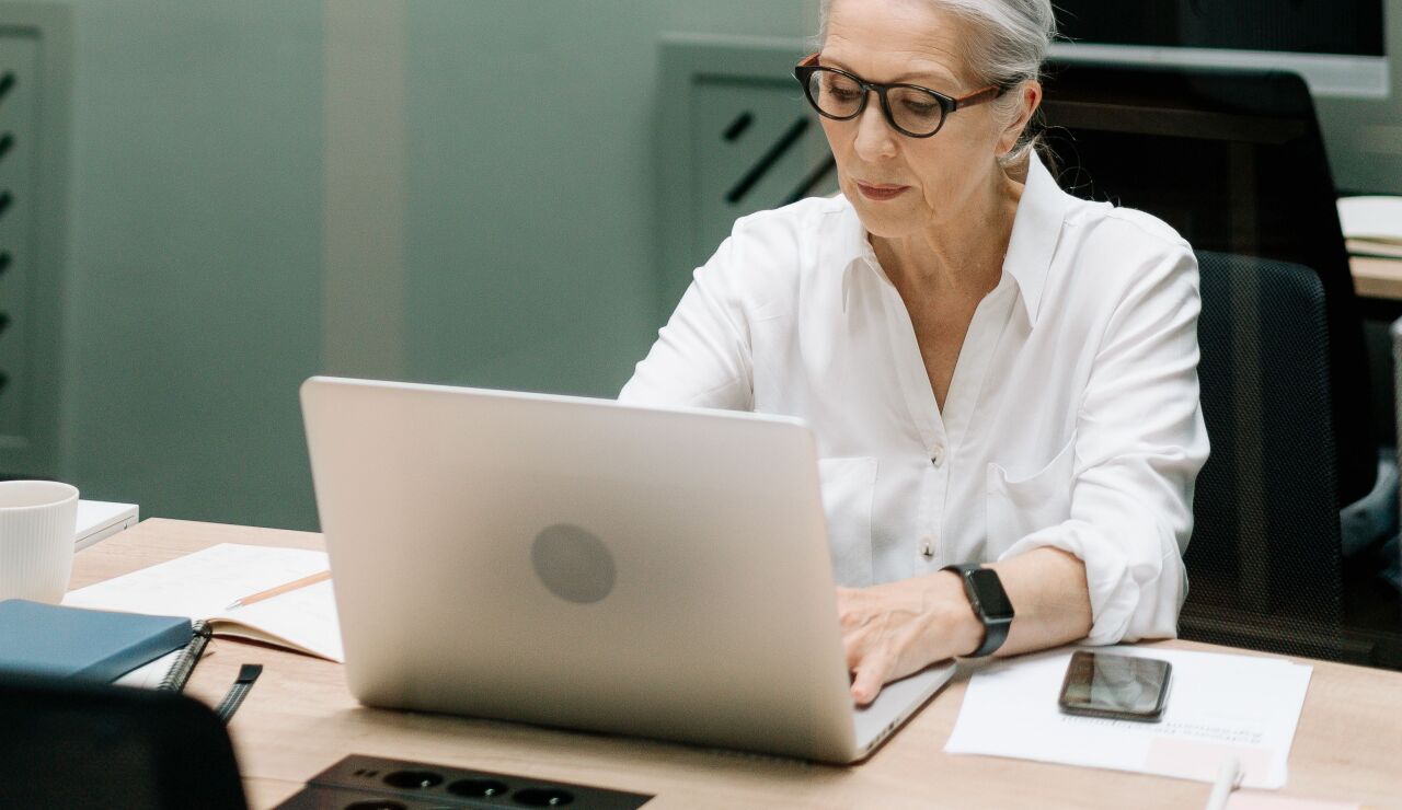 Mujer de negocios mayor concentrada en el trabajo 