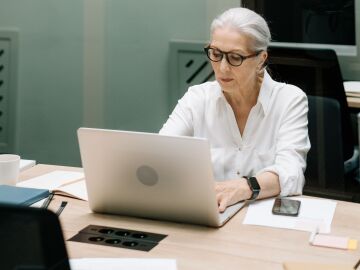 Mujer de negocios mayor concentrada en el trabajo 