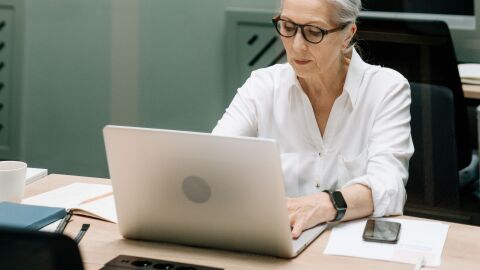 Mujer de negocios mayor concentrada en el trabajo 