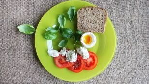 Nueces, salm&oacute;n y pl&aacute;tano: los alimentos que mantienen la mente despierta, seg&uacute;n una nutricionista