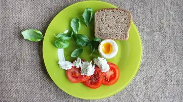 Nueces, salmón y plátano: los alimentos que mantienen la mente despierta, según una nutricionista Nueces, salmón y plátano: los alimentos que mantienen la mente despierta, según una nutricionista