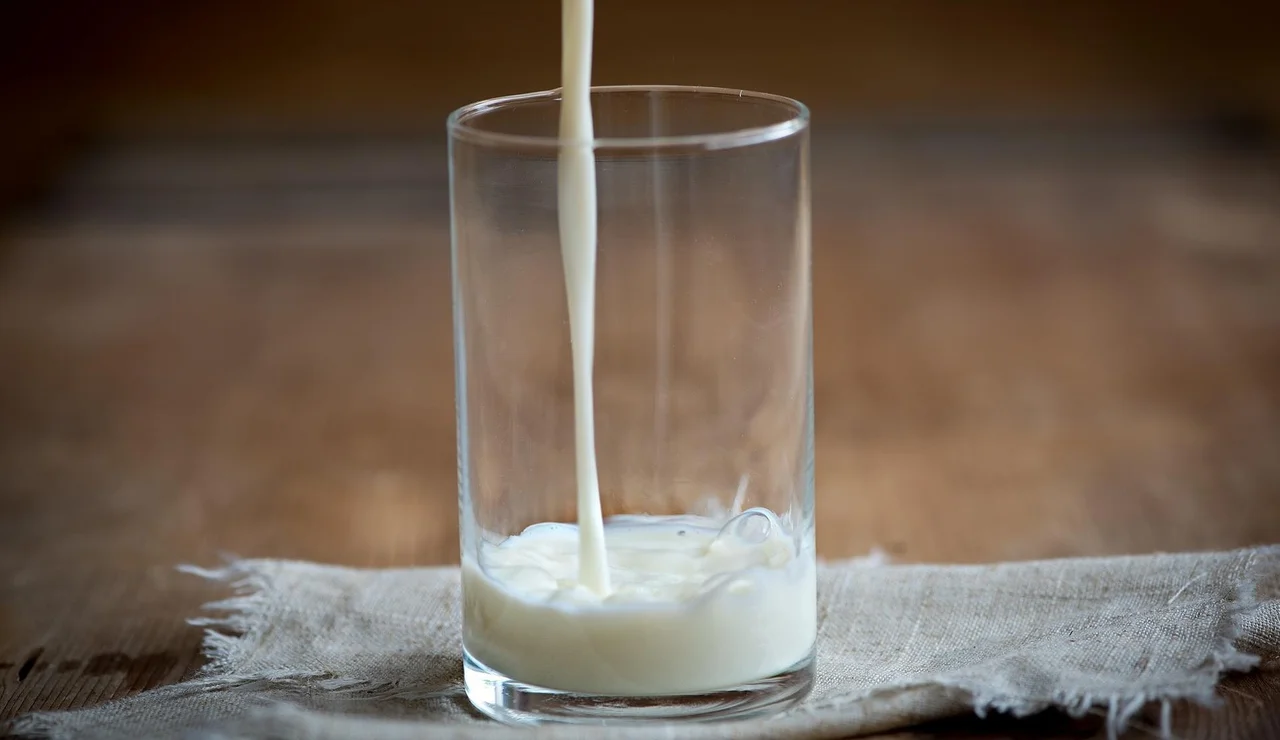 ¿Te sienta mal la leche por la noche? Esto es lo que dice la ciencia