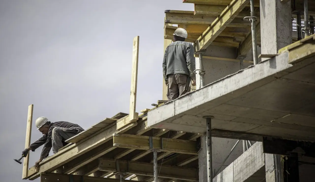 El empleo encadena su peor agosto en afiliados, pero la regularización de inmigrantes suaviza la caída