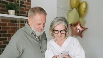 Pareja de ancianos consulstando el móvil Pareja de ancianos consulstando el móvil