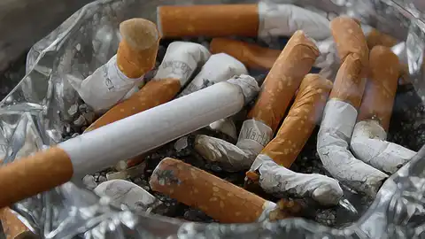 Fumar no es un hábito social, sino que aumenta la soledad en las personas mayores, según un estudio europeo Cenicero, tabaco, fumar