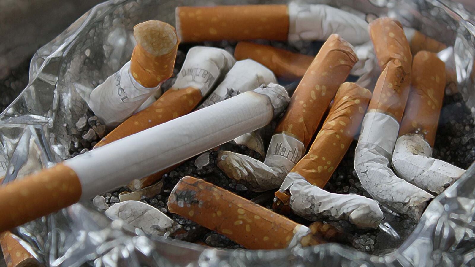 Fumar aumenta la soledad en las personas mayores, según un estudio europeo