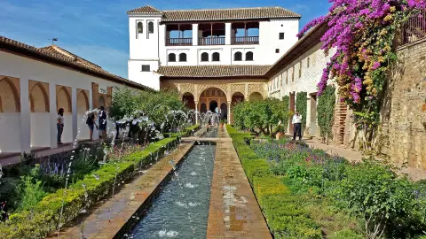 España coloca seis monumentos entre los 30 castillos y palacios más populares de Europa Alhambra de Granada