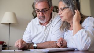Pareja comprobando documentos 