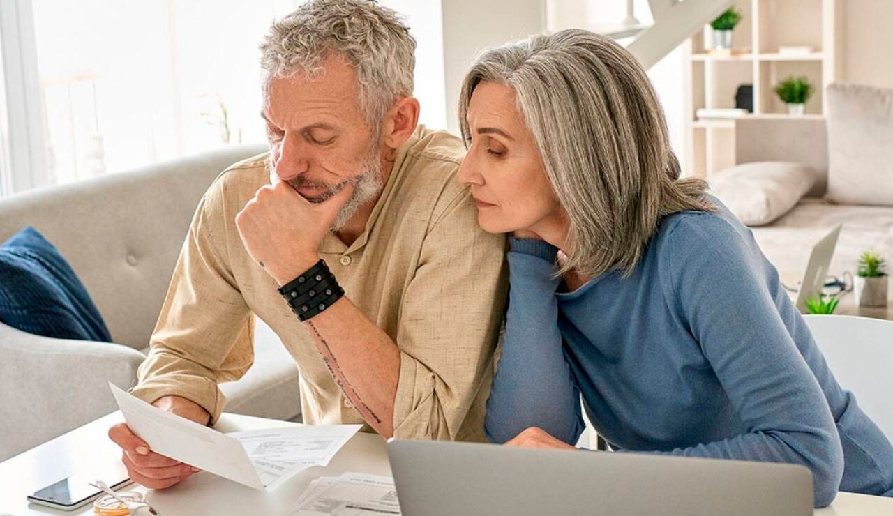 Pareja consultando documentos 