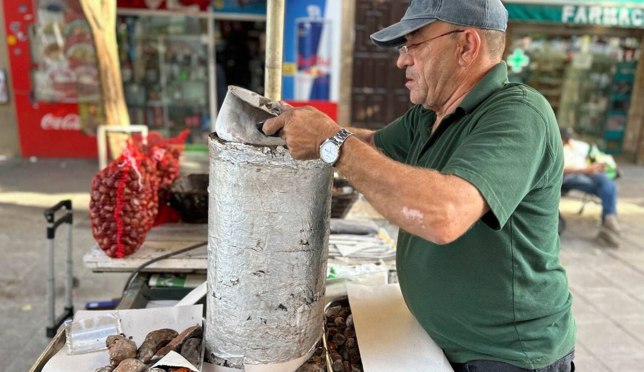 Pese al calor de 30 grados, los casta&ntilde;eros de Sevilla abren temporada fieles a la tradici&oacute;n de octubre