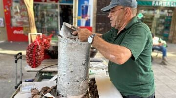 Pese al calor de 30 grados, los casta&ntilde;eros de Sevilla abren temporada fieles a la tradici&oacute;n de octubre
