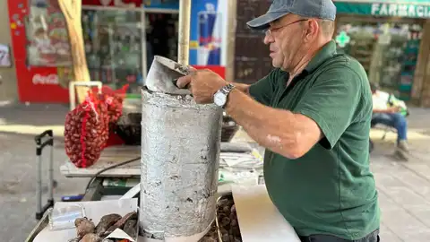 Pese al calor de 30 grados, los castañeros de Sevilla abren temporada fieles a la tradición de octubre Pese al calor de 30 grados, los castañeros de Sevilla abren temporada fieles a la tradición de octubre