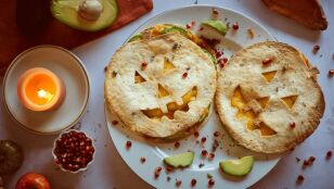 Quesadillas de Halloween con batata, aguacate y cheddar