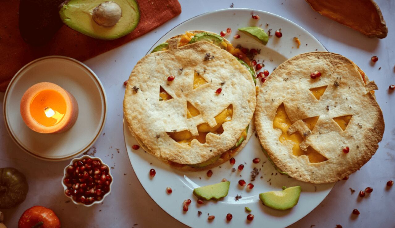 Quesadillas de Halloween con batata, aguacate y cheddar