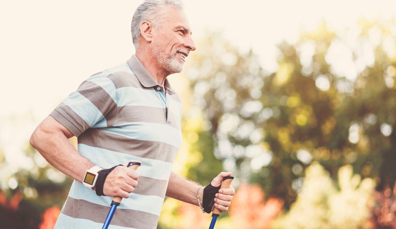 Hombre corriendo al aire libre