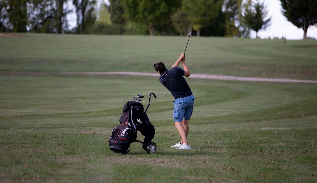 Persona de espaldas jugando al golf